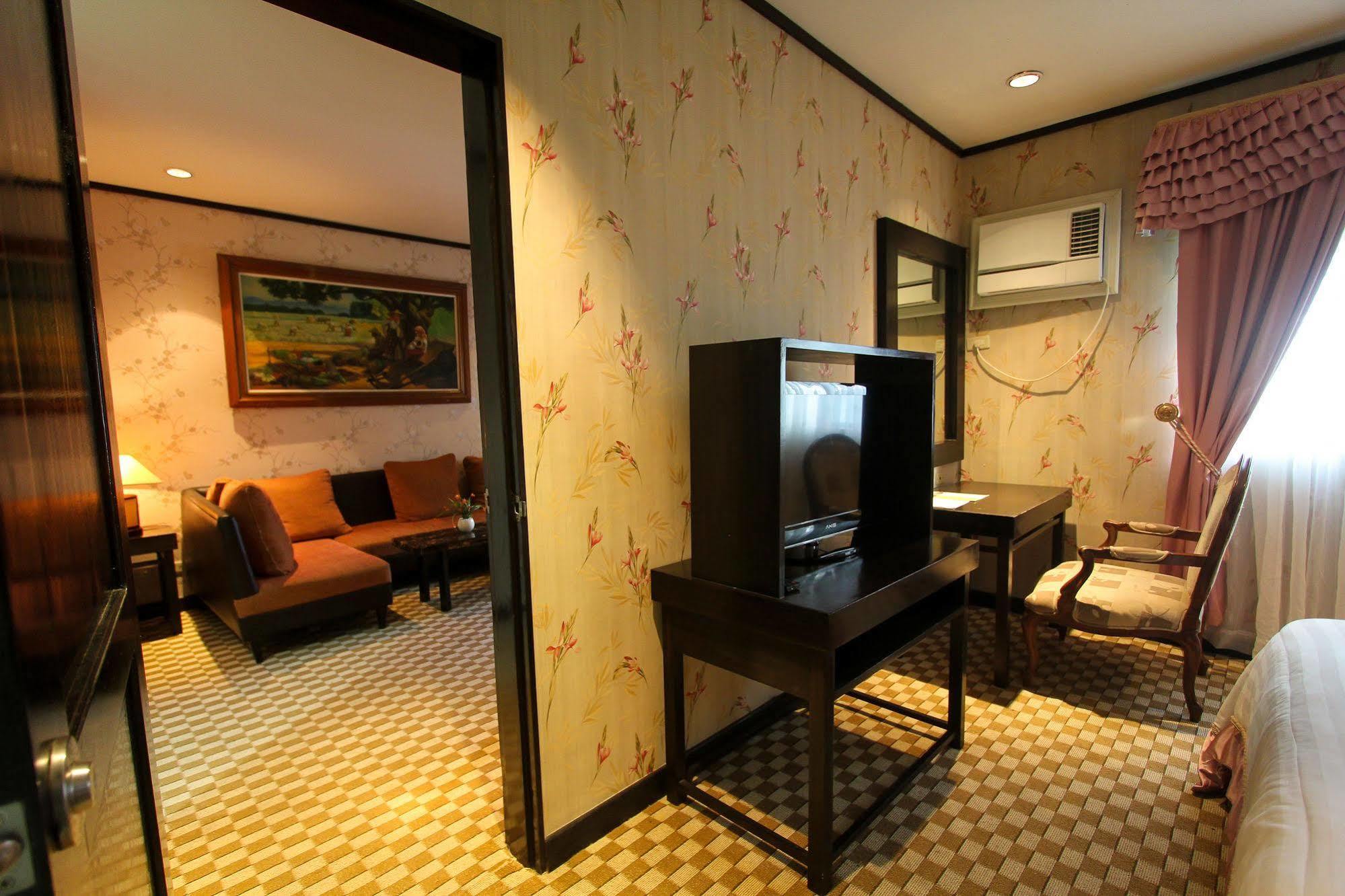Luisita Central Park Hotel Tarlac City Ngoại thất bức ảnh